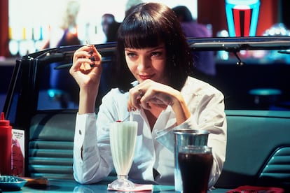 Uma Thurman en Pulp Fiction
Parecido al de Milla Jovovich, esta media melena se diferencia por estar a medio camino del bob (más largo por delante que por detrás) y por un corte mucho más pulido, que enmarca el rostro y enfatiza las facciones.