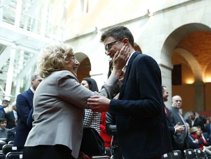 La alcaldesa de Madrid, Manuela Carmena, saluda cariñosamente a Íñigo Errejón, en la más reciente celebración del Dos de Mayo, día de la Comunidad de Madrid. 