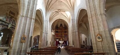 Nave central de la iglesia de la Santísima Trinidad de Alcaraz (Albacete), con el retablo en restauración, el pasado 23 de octubre. / J. Á. M.