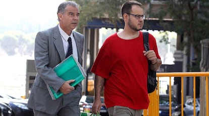 Pablo Rivadulla, con camiseta roja, a su llegada a la Audiencia Nacional, en 2016.