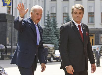 El vicepresidente de EE UU, Joe Biden, saluda acompañado del presidente de Ucrania, Viktor Yushchenko, en Kiev.