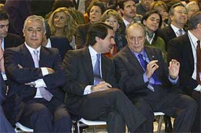 Manuel Fraga (a la derecha) conversa con José María Aznar en el congreso del PP.