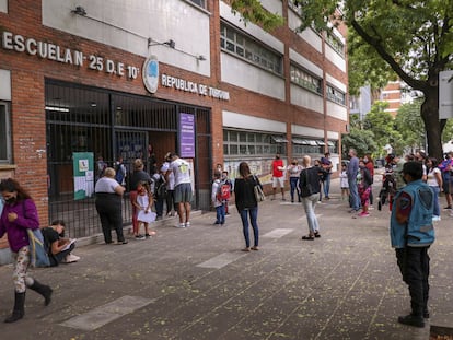 Niños acompañados de sus padres llegan a una escuela primaria en Buenos Aires, Argentina, en febrero de 2021.