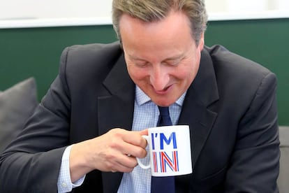 El primer ministro británico, David Cameron, con una taza de la campaña a favor de permanecer en la UE.