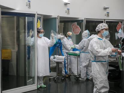 Personal sanitario en la UCI del Hospital del Mar de Barcelona.