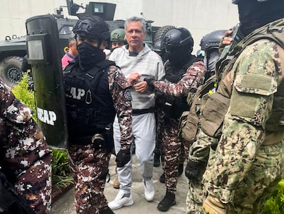 Jorge Glas, el exvicepresidente de Ecuador custodiado por agentes de policía en el monento de su ingreso en la prisión de La Roca en Guayaquil, Ecuador.