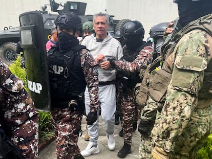 Jorge Glas, el exvicepresidente de Ecuador custodiado por agentes de policía en el monento de su ingreso en la prisión de La Roca en Guayaquil, Ecuador.