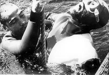 Un fotograma de <b><i>El gran azul,</b></i> filme inspirado en la vida de Mayol, con Jean-Marc Barr en el papel del buceador y Jean Reno en el de su eterno rival italiano.
