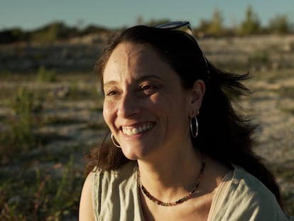 La psicóloga y psicoterapeuta Lorena Aguirre, en el embalse de Valmayor (Madrid).