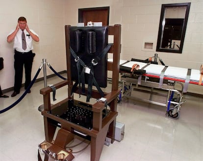 Ricky Bell, warden at Riverbend Maximum Security Institution in Nashville, Tenn., gives a tour of the prison's execution chamber, Oct. 13, 1999.