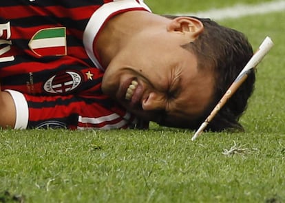 Thiago Silva se duele en el suelo durante el duelo ante el Lecce.