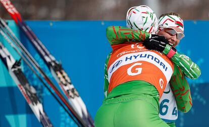 Sviatlana Sakhanenka abraza a su guía tras terminar la carrera de esquí de fondo en Pyeongchang (Corea del Sur), el 12 de marzo.