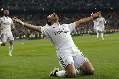 Chicharito celebra tras marcar ante el Atlético de Madrid.