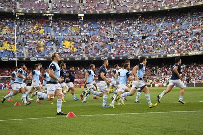 Escalfament del Racing 92, minuts abans de la final al Camp Nou.