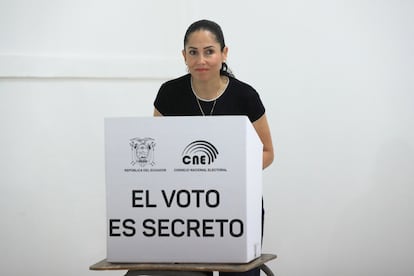 Luisa González vota este domingo en Canuto, Ecuador. 