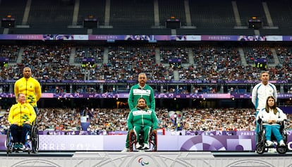 Gloria Zarza Guadarrama en el podio para recibir su medalla de oro en lanzamiento de bala, el 2 de septiembre.