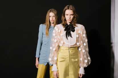 Lazos, blusas abullonadas y faldas a la rodilla, en el 'backstage' del desfile de Valentino.