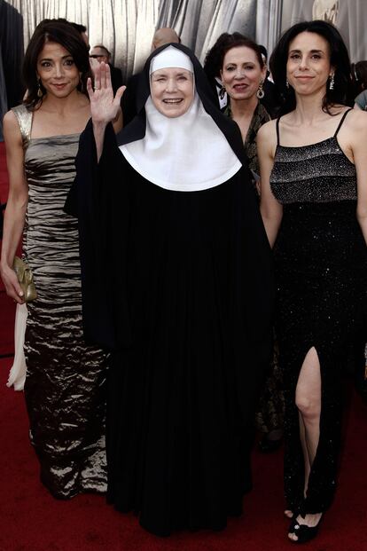 La hermana Dolores Hart no solo acudió a la gala de los Oscar, sino que pasó por la alfombra roja.