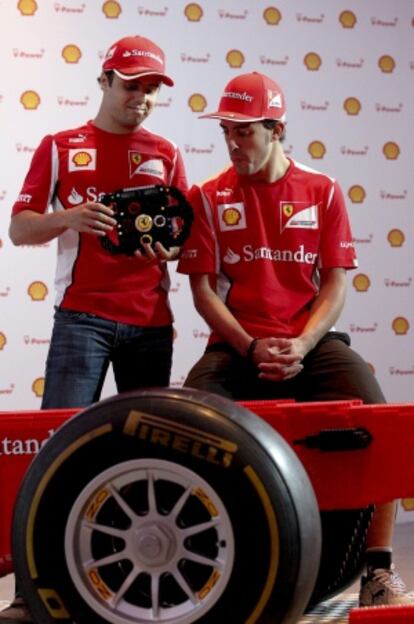 Alonso y Massa observan una réplica de su monoplaza.