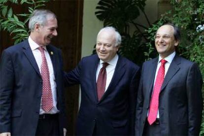 Geoff Hoon, Miguel Ángel Moratinos y Peter Caruana, ayer en el palacio de Viana de Córdoba.