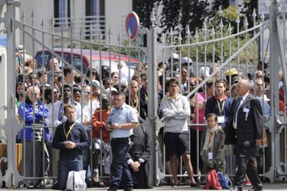 Un grupo de fieles aguarda a las puertas del santuario tras el desalojo del recinto.