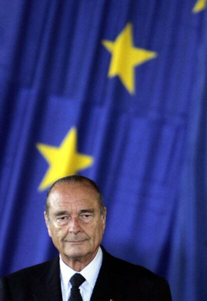 El presidente Jacques Chirac, hoy durante su visita a la base de Ile Longue.