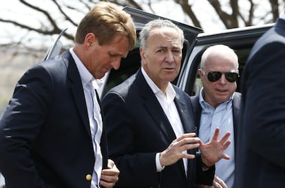 Los senadores Jeff Flake y John McCain escuchan a su colega, Chuck Schumer (en el centro), durante su visita a Nogales.