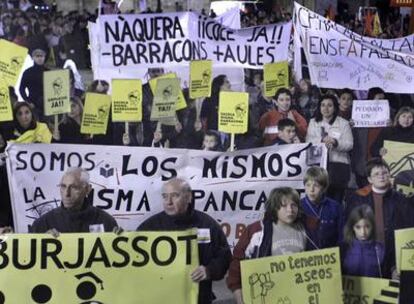 Los concentrados anoche en la plaza de la Virgen de Valencia volvieron a pedir la dimisión del consejero Font de Mora.