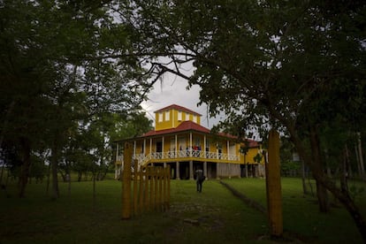 Enclavado en medio de la serranía, alejado de los caminos asfaltados, el poblado de Birán, donde nacieron Fidel y Raúl Castro, se convirtió en un polo de atracción para miles de visitantes que llegan al oriente de la isla curiosos por ver la cuna de los líderes de la revolución. En la imagen, la casa convertida en museo donde crecieron Fidel y Raúl Castro en Birán, Cuba. La familia plantaba caña de azúcar, explotaba madera y criaba ganado en la fértil provincia de Holguín, en el este de Cuba.