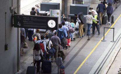 Cola de viajeros en el control de acceso al AVE en la estación de Santa Justa en Sevilla.  