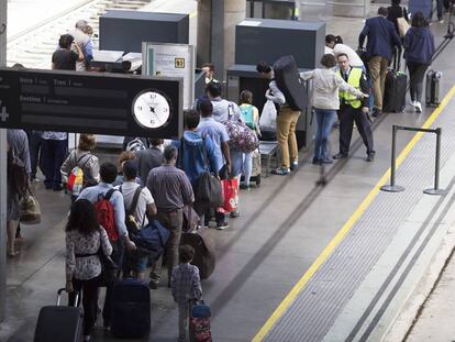 Cola de viajeros en el control de acceso al AVE en la estación de Santa Justa en Sevilla.  