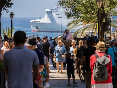 Varios turistas pasean este martes por Palma.
