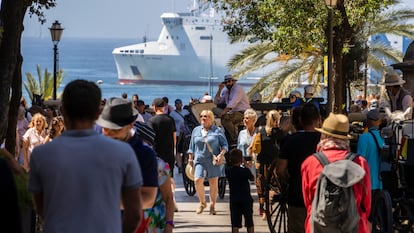 Una multitud de turistas pasea por Palma en junio de 2022.