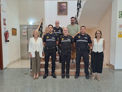 La alcaldesa de Bétera, Elia Verdevío, a la izquierda, con el inspector jefe Juan Antonio Segura (arriba a la izquierda) junto al concejal de Policía, Manuel Pérez, en una imagen de enero de 2023.