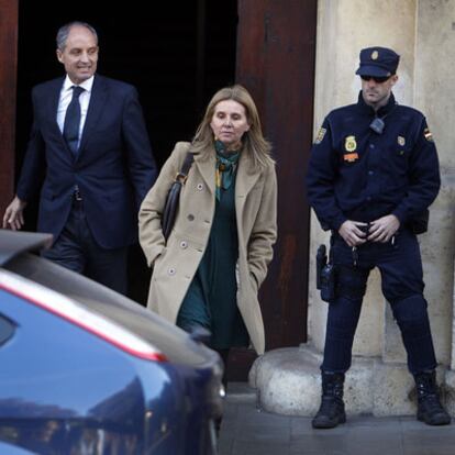 Francisco Camps y su esposa, Isabel Bas, a su salida ayer del Tribunal Superior valenciano.