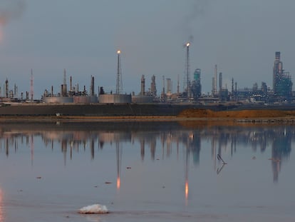 Una vista general de una refinería de Petróleos de Venezuela en Punto Fijo, en 2016.