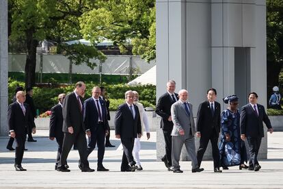 Los líderes de la cumbre del G-7 celebrada en Hiroshima se encaminan hacia la tradicional "foto de familia".