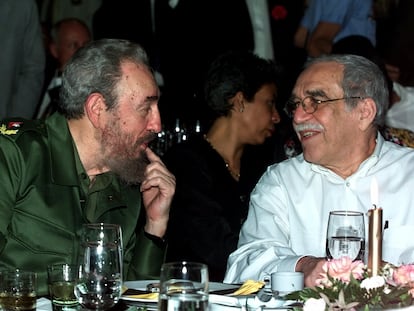 Cuban leader Fidel Castro (l) and Colombian Nobel laureate Gabriel García Márquez in Havana, Cuba on March 3, 2000.