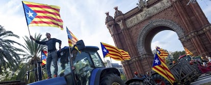 Agricultores catalanes se concentran bajo el Arc del Triomf de Barcelona para expresar su apoyo al presidente de la Generalitat, Carles Puigdemont, durante el pleno del pasado martes.