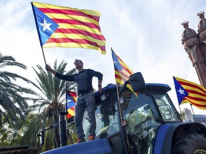 Agricultores catalanes se concentran bajo el Arc del Triomf de Barcelona para expresar su apoyo al presidente de la Generalitat, Carles Puigdemont, durante el pleno del pasado martes.