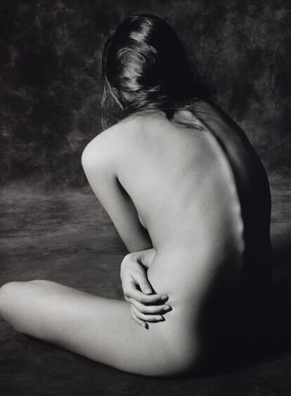 Así, Bonhams ofrecerá al mejor postor dos fotografías de una veinteañera Kate Moss que posó desnuda para Albert Watson, uno de los fotógrafos de moda más influyentes, en 1993, en Marraquech (sur de Marruecos) para la revista Vogue. Las instantáneas tienen un precio de entre 3.000 y 7.000 libras (entre 3.750 y 8.750 euros). Algo más de dinero tendrá que desembolsar quien quiera hacerse con una serigrafía del popular grafitero Banksy que caracteriza a la modelo al estilo de los retratos que el artista estadounidense Andy Warhol hizo de Marilyn Monroe. En la imagen otra foto de Albert Watson para Vogue