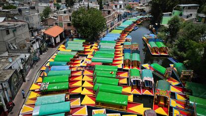 Vista aérea de trajineras estacionadas en un embarcadero que forma parte del complejo turístico en Xochimilco.