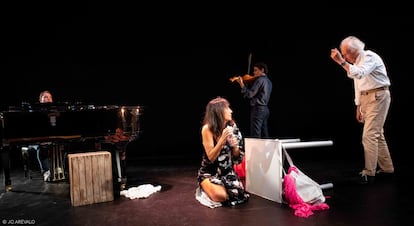 Albert Boadella da instrucciones a la soprano María Rey-Joly durante un ensayo de la obra 'Ella', con el pianista Rubén Sánchez Vieco y el violinista Alfredo Ancillo de fondo.