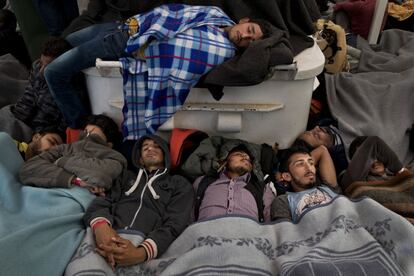 Un grupo de migrantes duermen en el poco espacio que queda en el buque de la ONG, el 7 de abril.