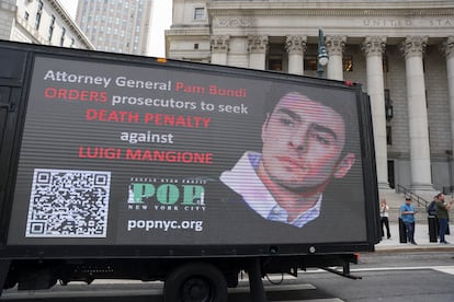 La imagen de Luigi Mangione, en un camión ante el tribunal de Manhattan ante el que comparecía este viernes.