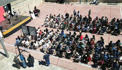 Alumnos en el patio del instituto Teresa Pàmies.