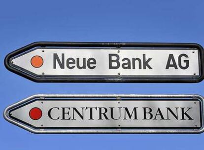 Carteles informativos en el distrito financiero de Liechtenstein.