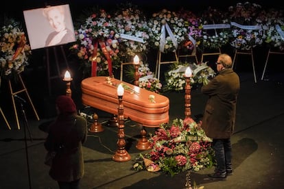 Ciudadanos se despiden en la capilla ardiente de la actriz Marisa Paredes en el Teatro Español en Madrid. 