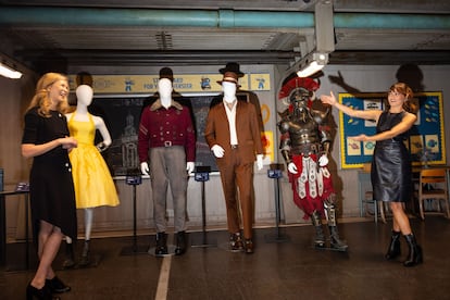 Ella Purnell y la diseñadora de vestuario Dayna Pink en la visita al set de ‘Fallout,’ al norte de Los Ángeles, en California, en junio de 2026.