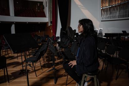 Katia Vargas, vocal la sociedad estudiantil y licenciada en violín, dentro del deteriorado auditorio Silvestre Revueltas.